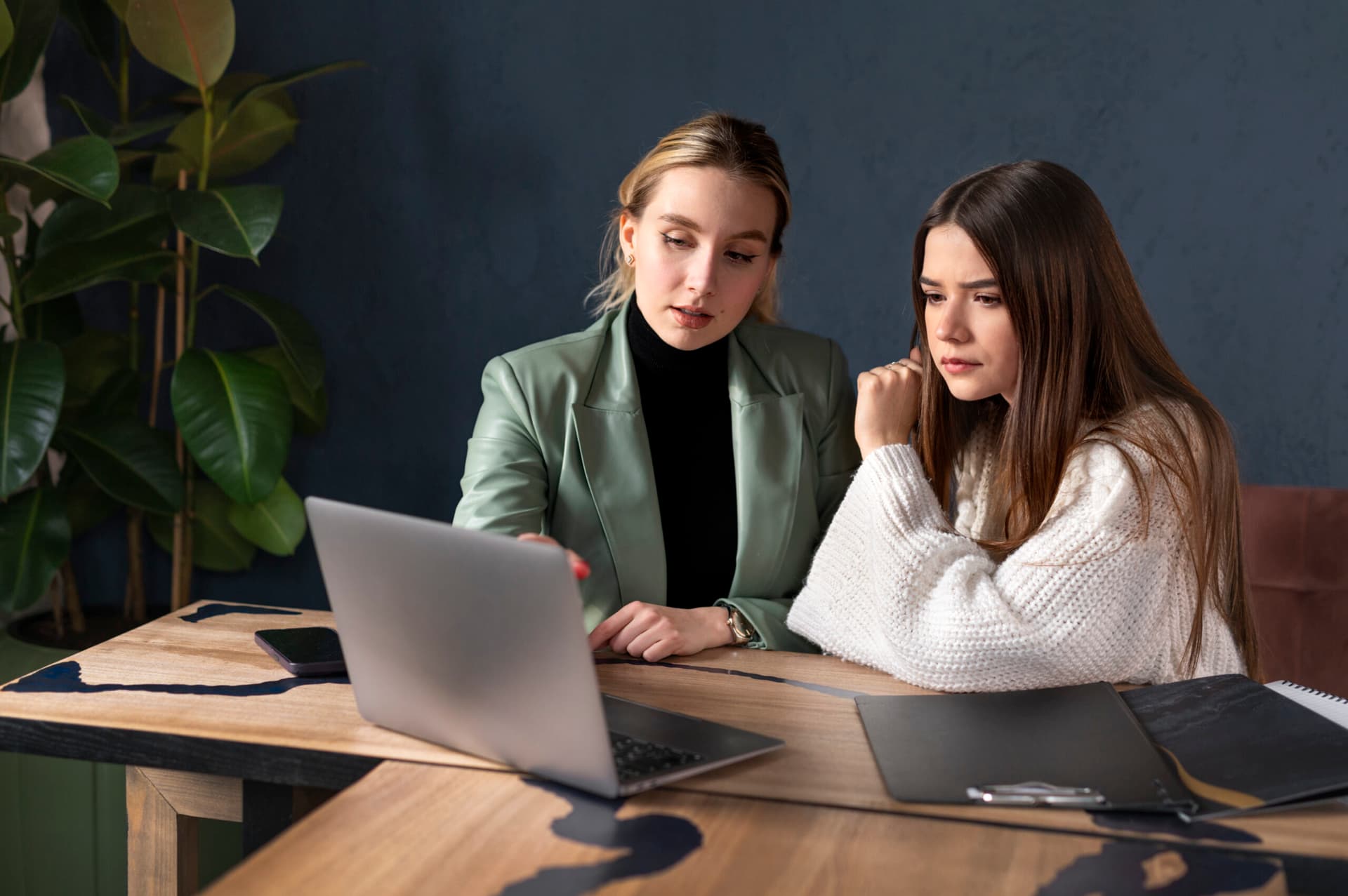 Emotional Withdrawal vs Silence Why the Difference Matters for Career Women